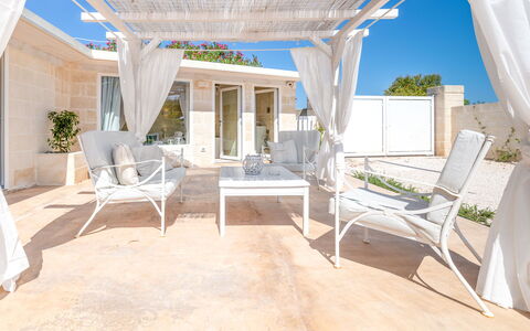 Villa Niraclo': Tavolo, Mobilia, Divano, Pianta, Costruzione, Mobili Da Esterno, Shade, Sedia, Comfort, Portico