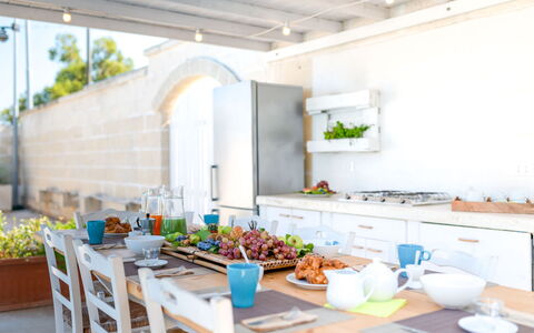 Villa Niraclo': Proprietà, Azzurro, Tavola, Costruzione, Interior Design, Cucina, Cibo, Arancia, Pianta, Legna