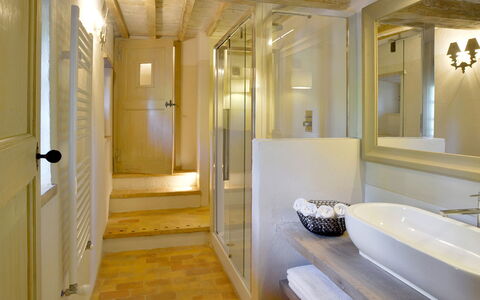 Casa Di Giulio: Interior Design, Pavimentazione, Pavimento, Bagno, Idraulico Fixture, Soffitto, Illuminazione, Camera, Idraulico, Appartamento