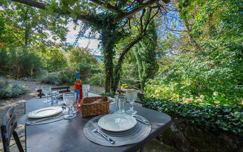 Casa Dell'ambasciatore: Vegetazione, Mobilia, Arbusto, Comunita 'Impianto, Tavolo, Mobili Da Esterno, Tavolo Esterno, Luce Del Sole, Primavera, Giardino
