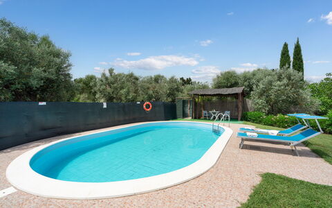 Villa Il Cipresso: Acqua, Nube, Cielo, Proprietà, Piscina, Azzurro, Albero, Pianta, Architettura, Shade