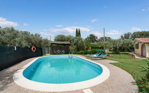 Villa Il Cipresso: Acqua, Cielo, Nube, Pianta, Proprietà, Piscina, Azzurro, Albero, Corpo D'Acqua, Tempo Libero