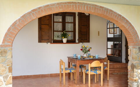 Villa Il Cipresso: Tavolo, Mobilia, Finestra, Costruzione, Legna, Pianta Della Casa, Pianta, Sedia, Interior Design, Casa