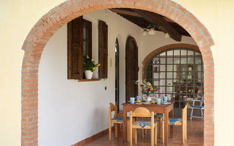 Villa Il Cipresso: Mobilia, Tavolo, Vaso Di Fiori, Fiore, Pianta Della Casa, Pianta, Legna, Costruzione, Finestra, Sedia