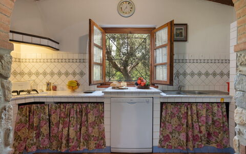 Villa Il Cipresso: Controsoffitto, Costruzione, Legna, Tavolo, Cucina, Interior Design, Pavimento, Pavimentazione, Cabinetry, Pianta Della Casa