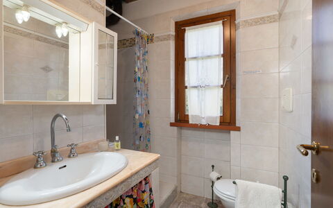 Villa Il Cipresso: Rubinetto, Idraulico Fixture, Specchio, Lavello, Proprietà, Lavandino Del Bagno, Bagno, Finestra, Vasca Da Bagno, Legna