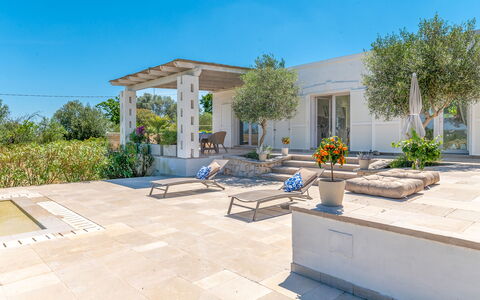 Villa Amelia Ostuni: Giardino, Flagstone, Shade, Landscaping, Colonna, Calcestruzzo, Estate, Struttura Esterna, Piastrella, Vaso Di Fiori