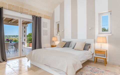 Villa Amelia Ostuni: Mobilia, Interior Design, Legna, Camera Da Letto, Pavimentazione, Pavimento, Letto, Soffitto, Casa, Illuminazione