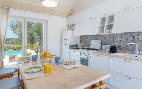 Villa Amelia Ostuni: Mobilia, Interior Design, Pavimentazione, Controsoffitto, Cucina, Pavimento, Casa, Sedia, Camera, Cabinetry
