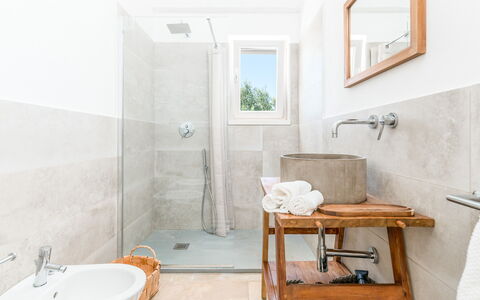 Villa Amelia Ostuni: Pavimentazione, Pavimento, Idraulico Fixture, Interior Design, Bagno, Piastrella, Rubinetto, Camera, Idraulico, Soffitto