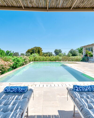 Villa Amelia Ostuni: Piscina, Materiale Composito, Ricorrere, Mobili Da Esterno, Shade, Struttura Esterna, Sedia, Eco Hotel, Landscaping, Pergola