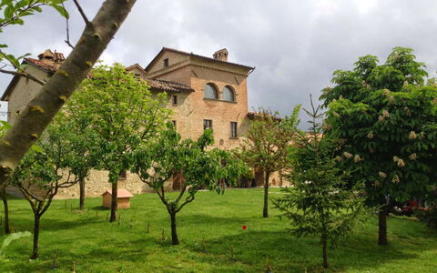 Monastery Guest House: Pianta, Cielo, Costruzione, Finestra, Nube, Albero, Paesaggio Naturale, Lotto, Casa, Erba