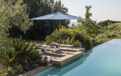 Sequerciani: Piscina, Proprietà, Casa, Backyard, Immobiliare, Architettura, Casa, Botanica, Shade, Landscaping