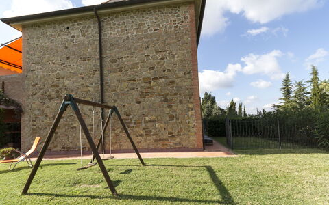 Calanchi Apartments: Albero, Erba, Lotto, Casa, Facciata, Giochi, Metallo, Arte