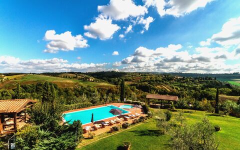 Calanchi Apartments: Natura, Cielo, Paesaggio Naturale, Proprietà, Nube, Immobiliare, Casa, Estate, Piscina, Area Rurale