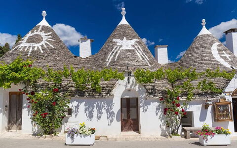 Villa Orchidea: Costruzione, Architettura, Casa, Turismo, Tetto, Albero, Luogo Di Culto, Sito Storico, Casa, Vacanza