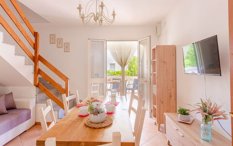 Villa Orchidea: Camera, Proprietà, Interior Design, Mobilia, Casa, Costruzione, Immobiliare, Soggiorno, Tavolo, Casa
