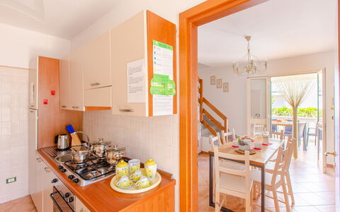 Villa Orchidea: Camera, Proprietà, Giallo, Cucina, Arancia, Mobilia, Costruzione, Casa, Immobiliare, Interior Design