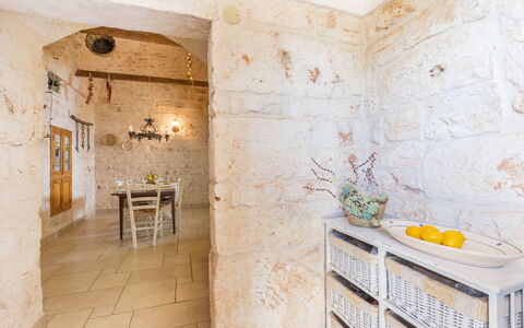 Trullo Suenn Con Piscina: Proprietà, Camera, Piastrella, Interior Design, Parete, Pavimento, Bagno, Giallo, Costruzione, Casa