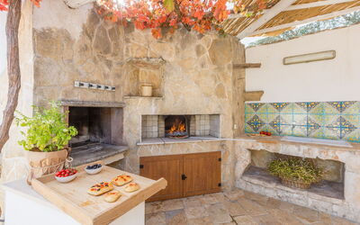 Barbecue e forno a legna sotto la veranda