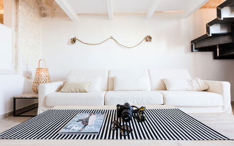 Vista Mare Da Zio Piero: Camera, Mobilia, Interior Design, Proprietà, Soggiorno, Pavimento, Parete, Tavolo, Divano, Soffitto