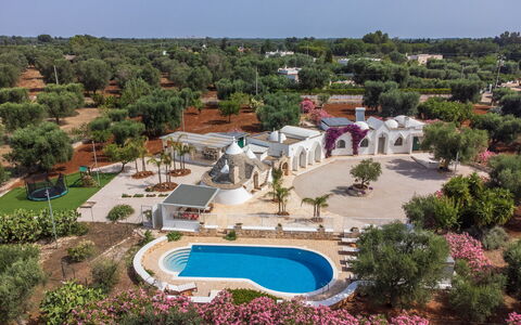 Borgo Marianna: Pianta, Cielo, Acqua, Costruzione, Albero, Fiore, Urban Design, Piscina, Zona Residenziale, Paesaggio