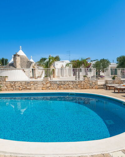 Borgo Marianna: Acqua, Cielo, Pianta, Proprietà, Piscina, Blu, Azzurro, Albero, Architettura, Costruzione