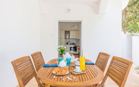 Villetta Ferreri: Proprietà, Camera, Mobilia, Immobiliare, Tavolo, Casa, Costruzione, Interior Design, Sala Da Pranzo, Sedia