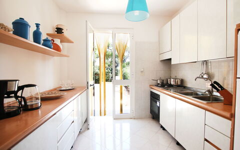 Villa Irene: Camera, Proprietà, Controsoffitto, Cucina, Mobilia, Interior Design, Costruzione, Casa, Cabinetry, Pavimento