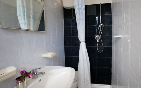 Villa Irene: Bagno, Proprietà, Camera, Piastrella, Rubinetto, Interior Design, Parete, Idraulico Fixture, Vasca Da Bagno, Pavimento
