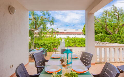 Villa Mezzaluna: Proprietà, Camera, Immobiliare, Casa, Costruzione, Interior Design, Portico, Tavolo, Vacanza, Mobilia