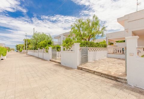 Villa Mezzaluna: Proprietà, Immobiliare, Zona Residenziale, Costruzione, Casa, Cielo, Casa, Architettura, Camera, Albero