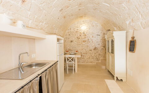 Zia Saby: Proprietà, Camera, Interior Design, Costruzione, Pavimento, Parete, Soffitto, Architettura, Casa, Piastrella