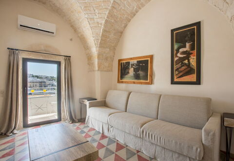 Zia Saby: Proprietà, Camera, Costruzione, Interior Design, Mobilia, Immobiliare, Casa, Pavimento, Parete, Soggiorno