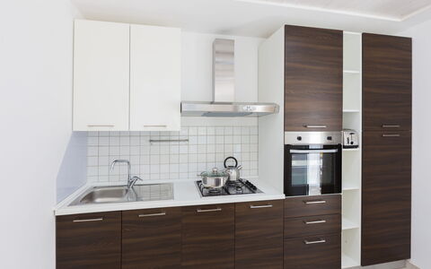 Casa Bianca: Cabinetry, Mobilia, Camera, Cucina, Proprietà, Controsoffitto, Credenza, Interior Design, Cassetto, Proprietà Del Materiale
