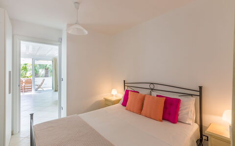Casa Bianca: Camera Da Letto, Camera, Proprietà, Mobilia, Letto, Telaio Del Letto, Interior Design, Costruzione, Lenzuolo, Pavimento