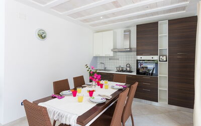 Tavolo da pranzo interno