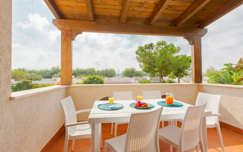 Prato Inglese Destro: Cielo, Tavolo, Mobilia, Nube, Sedia, Tavola, Legna, Shade, Interior Design, Albero