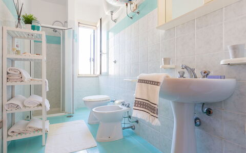 Appartamento Panorama Sul Mare: Bagno, Camera, Proprietà, Blu, Turchese, Toilet Seat, Idraulico Fixture, Vasca Da Bagno, Interior Design, Piastrella