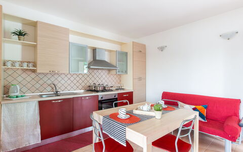 Prato Inglese Sinistro: Tavolo, Proprietà, Cabinetry, Mobilia, Lavello, Rubinetto, Divano, Legna, Controsoffitto, Interior Design