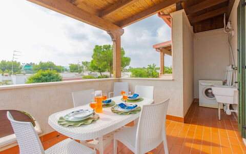 Prato Inglese Sinistro: Mobilia, Tavolo, Proprietà, Sedia, Cielo, Legna, Interior Design, Pianta, Tavola, Shade