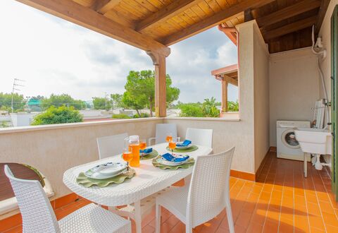 Prato Inglese Sinistro: Mobilia, Tavolo, Proprietà, Sedia, Cielo, Legna, Interior Design, Pianta, Tavola, Shade