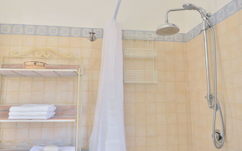 L'alcova: Bagno, Camera, Idraulico Fixture, Doccia Bar, Asta Doccia, Piastrella, Biancheria, Doccia