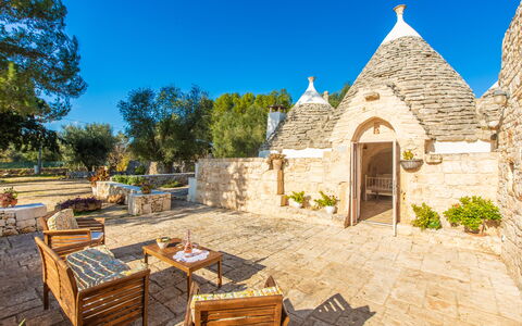 Trullo Con Piscina Per Bambini: Cielo, Pianta, Mobilia, Proprietà, Costruzione, Tavolo, Albero, Sedia, Mobili Da Esterno, Villetta
