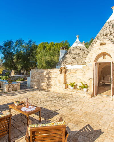 Trullo Con Piscina Per Bambini: Cielo, Pianta, Mobilia, Proprietà, Costruzione, Tavolo, Albero, Sedia, Mobili Da Esterno, Villetta