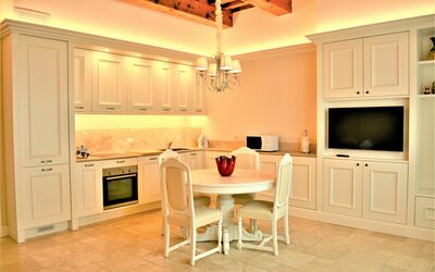 Sole di Vino - 5: Cabinetry, Mobilia, Proprietà, Controsoffitto, Sedia, Elettrodomestico, Legna, Cucina, Interior Design, Illuminazione