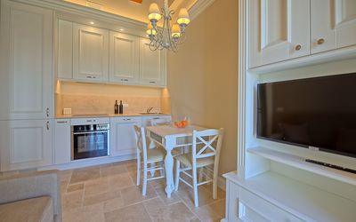 Sole di Vino - 1: Proprietà, Camera, Mobilia, Cucina, Pavimento, Giallo, Cabinetry, Costruzione, Casa, Interior Design