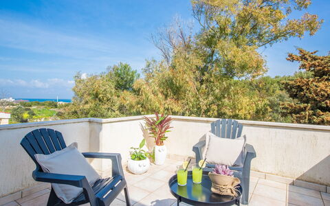 Villa Salento: Cielo, Pianta, Proprietà, Mobilia, Sedia, Nube, Azzurro, Blu, Mobili Da Esterno, Shade