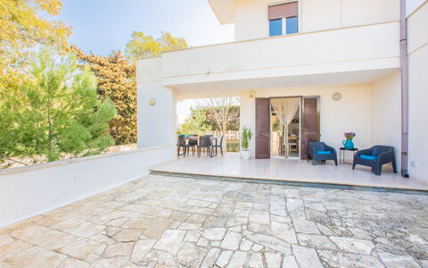 Villa Salento: Pianta, Proprietà, Costruzione, Cielo, Interior Design, Finestra, Albero, Giallo, Porta, Pavimentazione