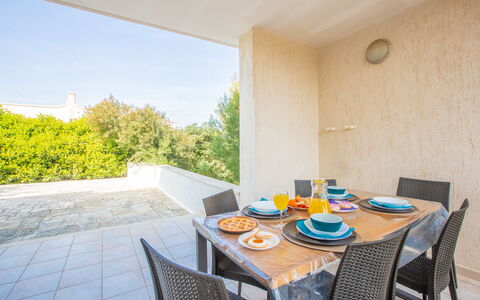 Villa Salento: Mobilia, Tavolo, Proprietà, Pianta, Tavola, Costruzione, Sedia, Legna, Interior Design, Illuminazione